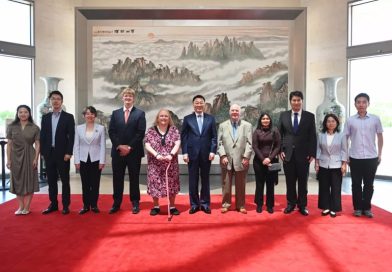 中国驻美国大使谢锋邀请美国老教师罗纳德·萨科尔斯基再次访华