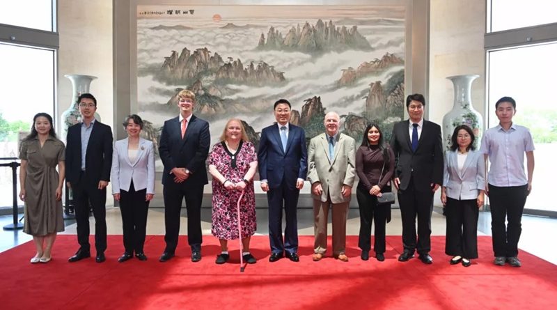 中国驻美国大使谢锋邀请美国老教师罗纳德·萨科尔斯基再次访华